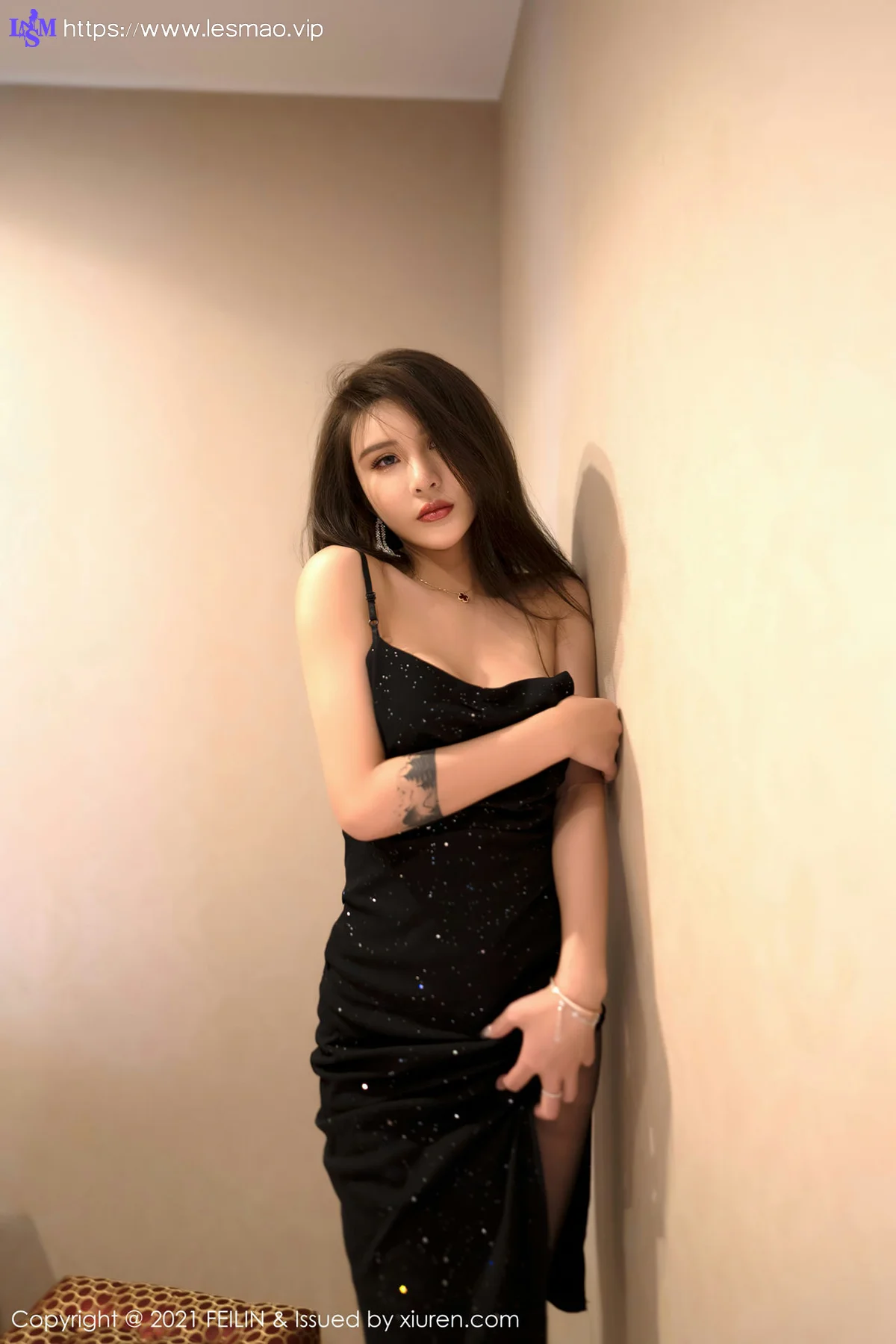 FeiLin 嗲囡囡 Vol.401 妩媚黑色吊裙 Emily尹菲 性感写真 - 38