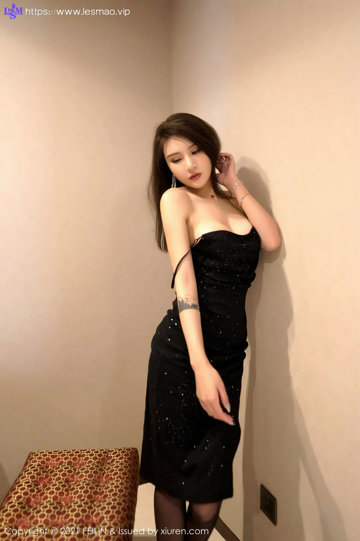FeiLin 嗲囡囡 Vol.401 妩媚黑色吊裙 Emily尹菲 性感写真 - 40