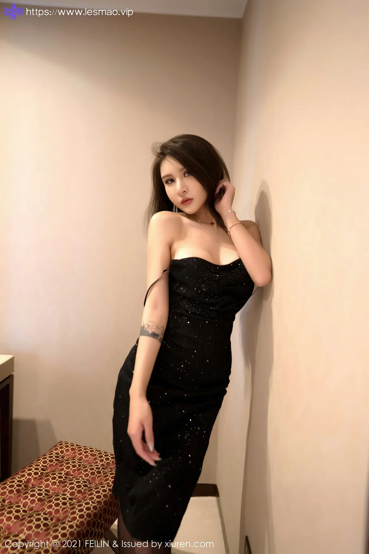 FeiLin 嗲囡囡 Vol.401 妩媚黑色吊裙 Emily尹菲 性感写真 - 41