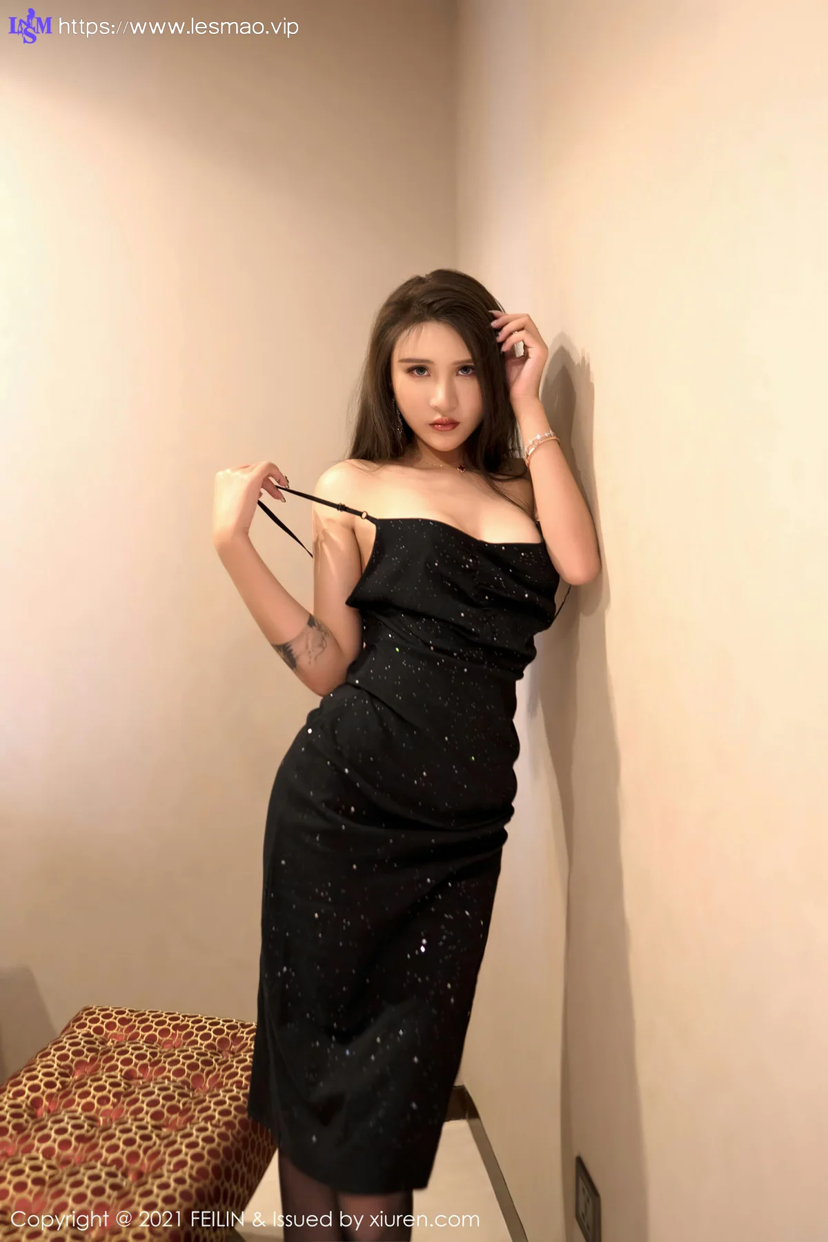 FeiLin 嗲囡囡 Vol.401 妩媚黑色吊裙 Emily尹菲 性感写真 - 42