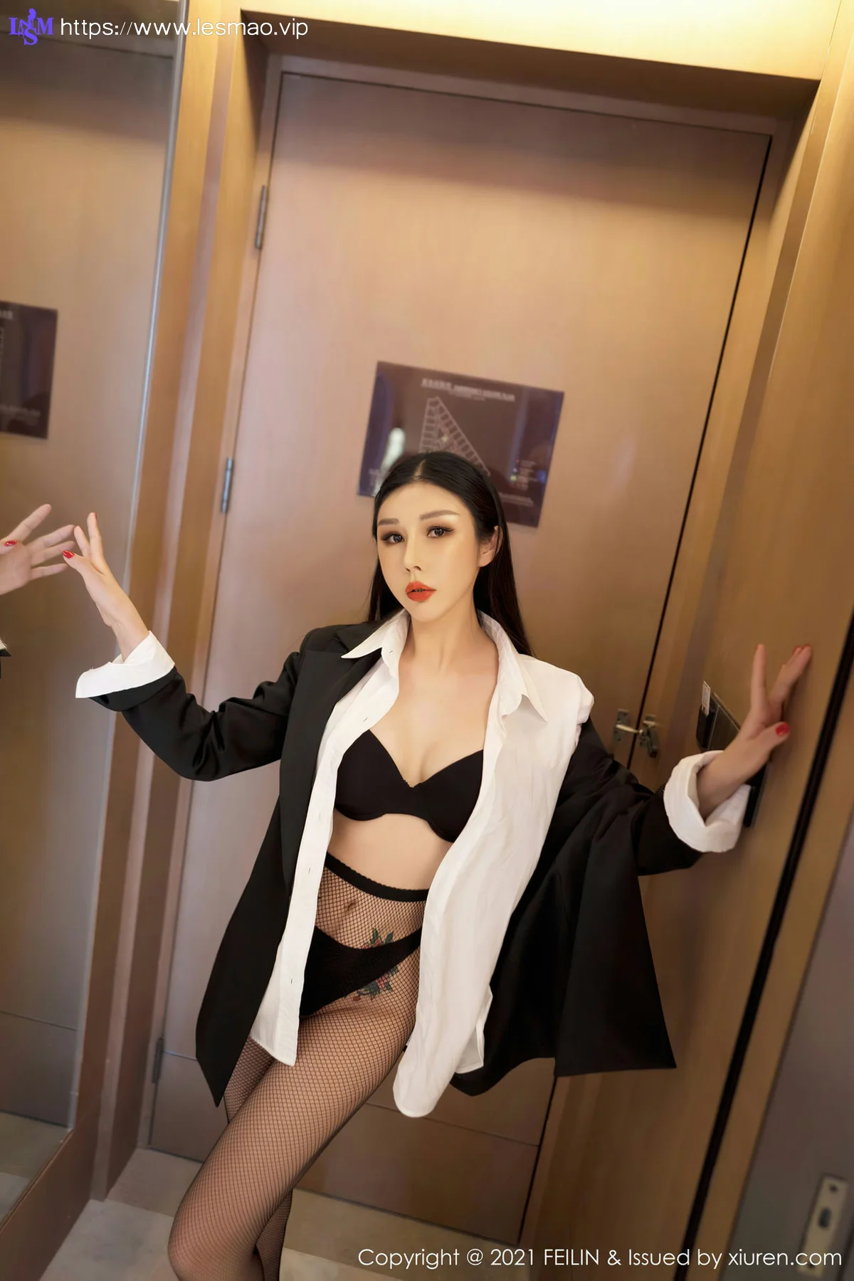 FeiLin 嗲囡囡 Vol.402 职业装黑丝 田冰冰 性感写真 - 15