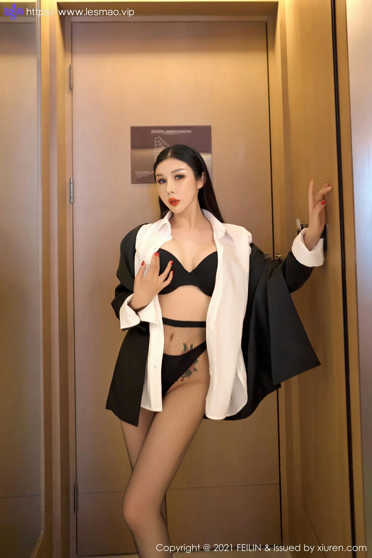 FeiLin 嗲囡囡 Vol.402 职业装黑丝 田冰冰 性感写真 - 16