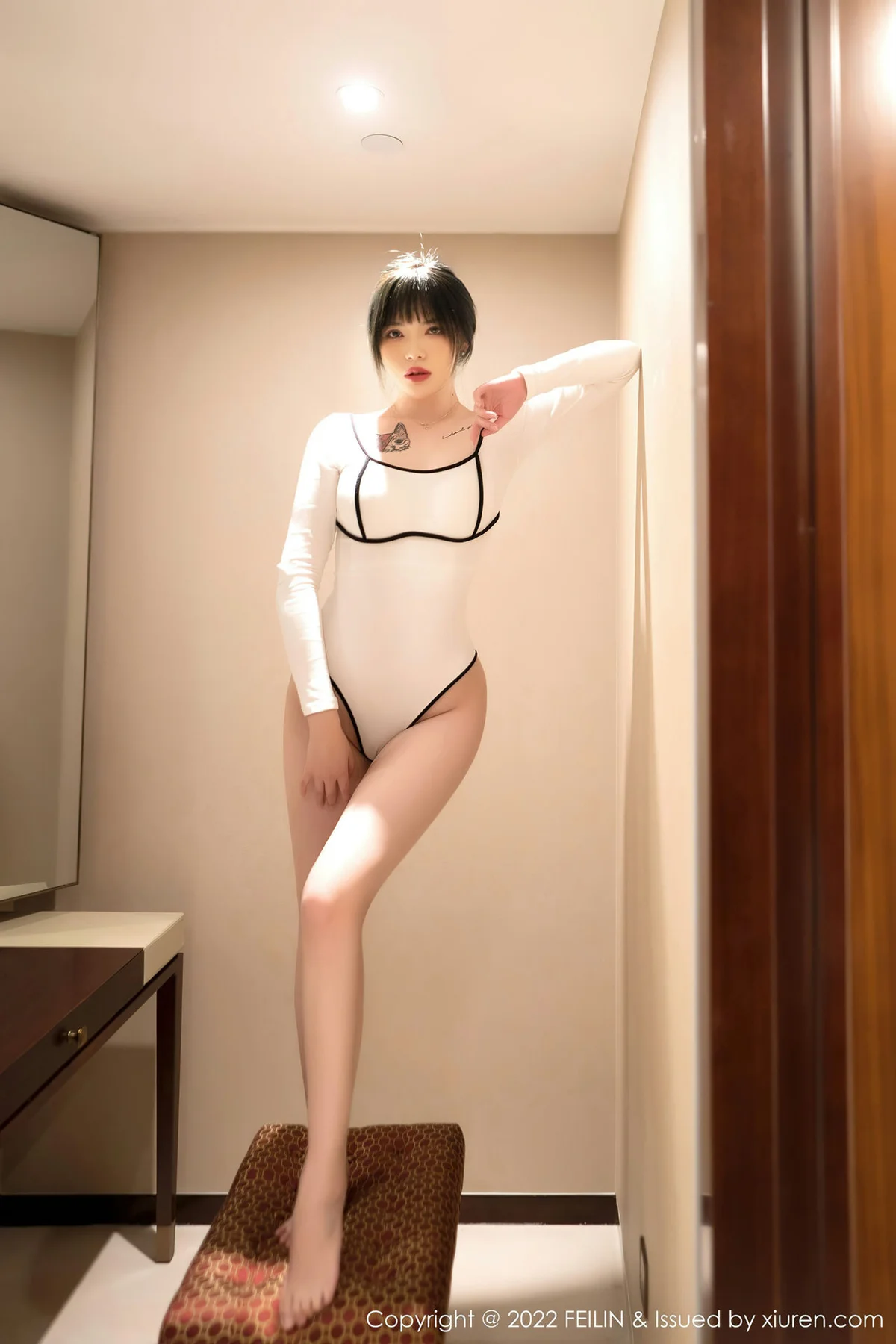 FeiLin 嗲囡囡 Vol.436  露肩短裙 Arude薇薇 性感写真 - 38