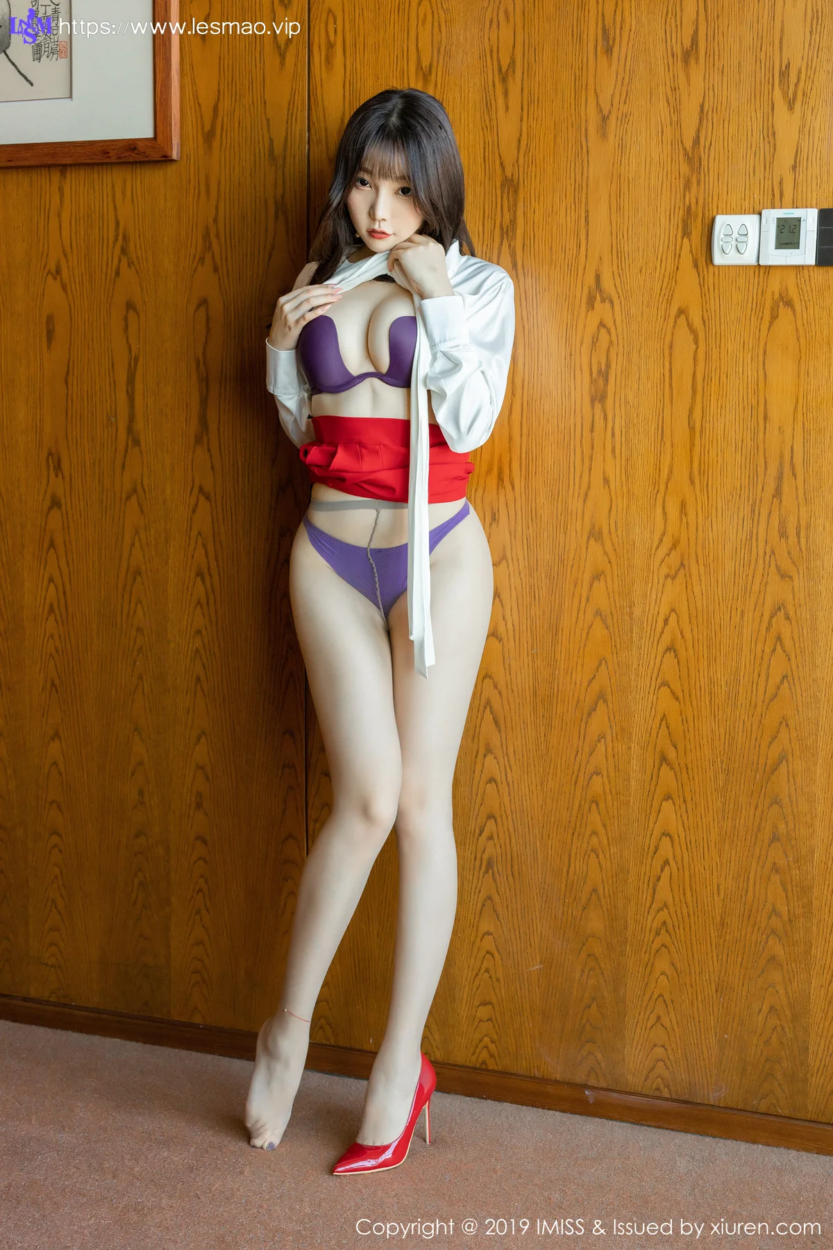 IMiss 爱蜜社 Vol.413 红裙OL制服 芝芝丝袜美腿写真 - 19