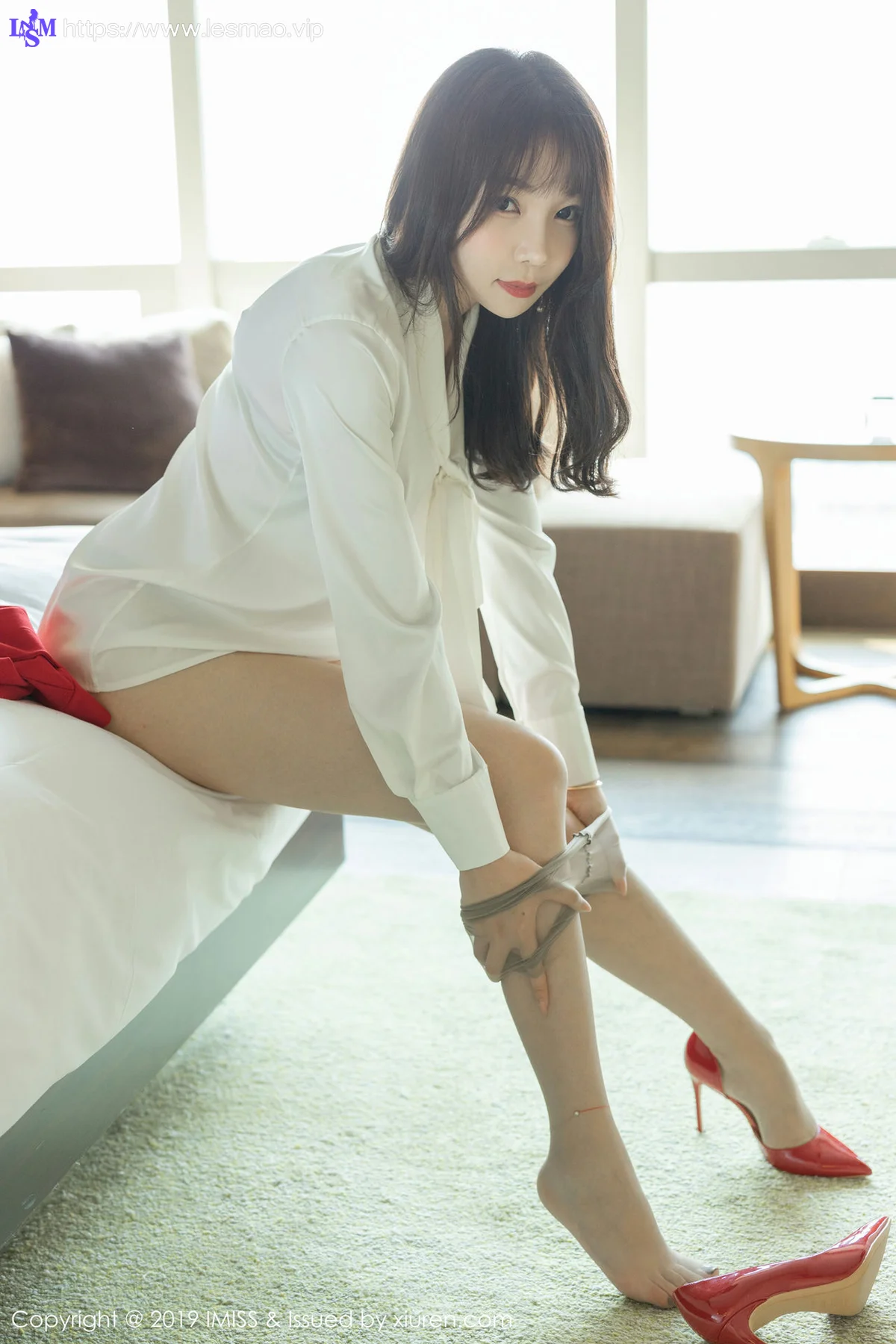 IMiss 爱蜜社 Vol.413 红裙OL制服 芝芝丝袜美腿写真 - 47