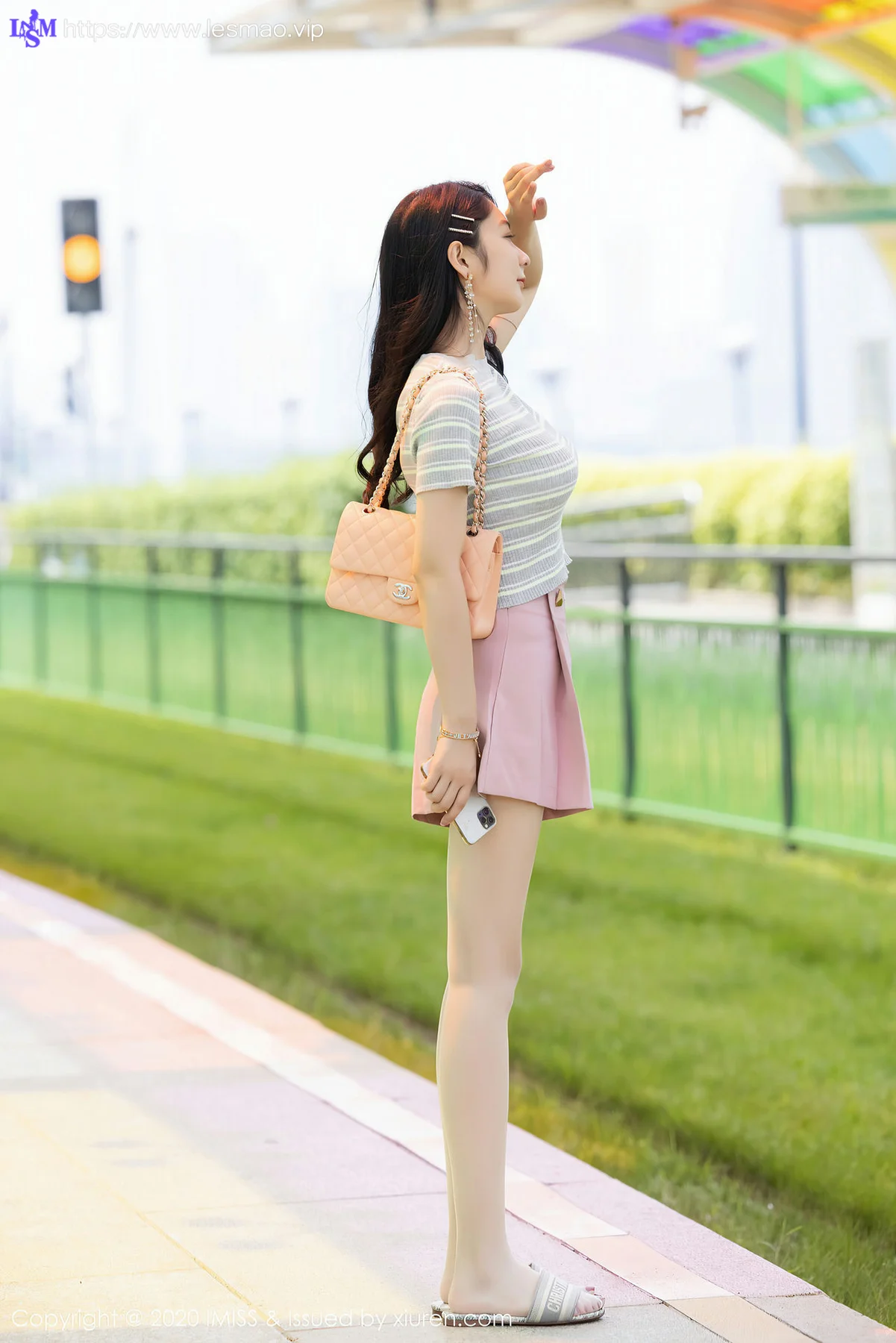 IMiss 爱蜜社 Vol.526 靓丽车拍 小热巴 朦胧美腿 - 1