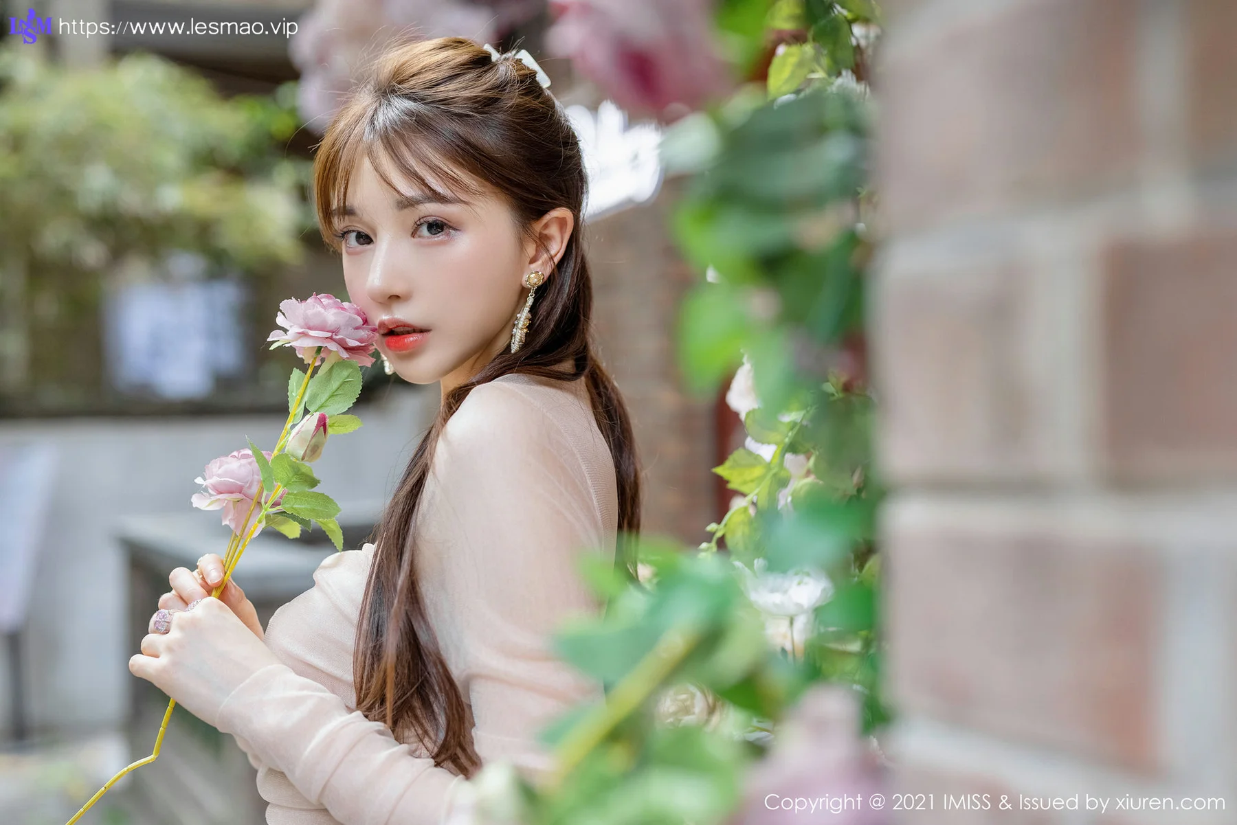 IMiss 爱蜜社 Vol.586 街拍系列 Lynn刘奕宁 性感写真 - 21