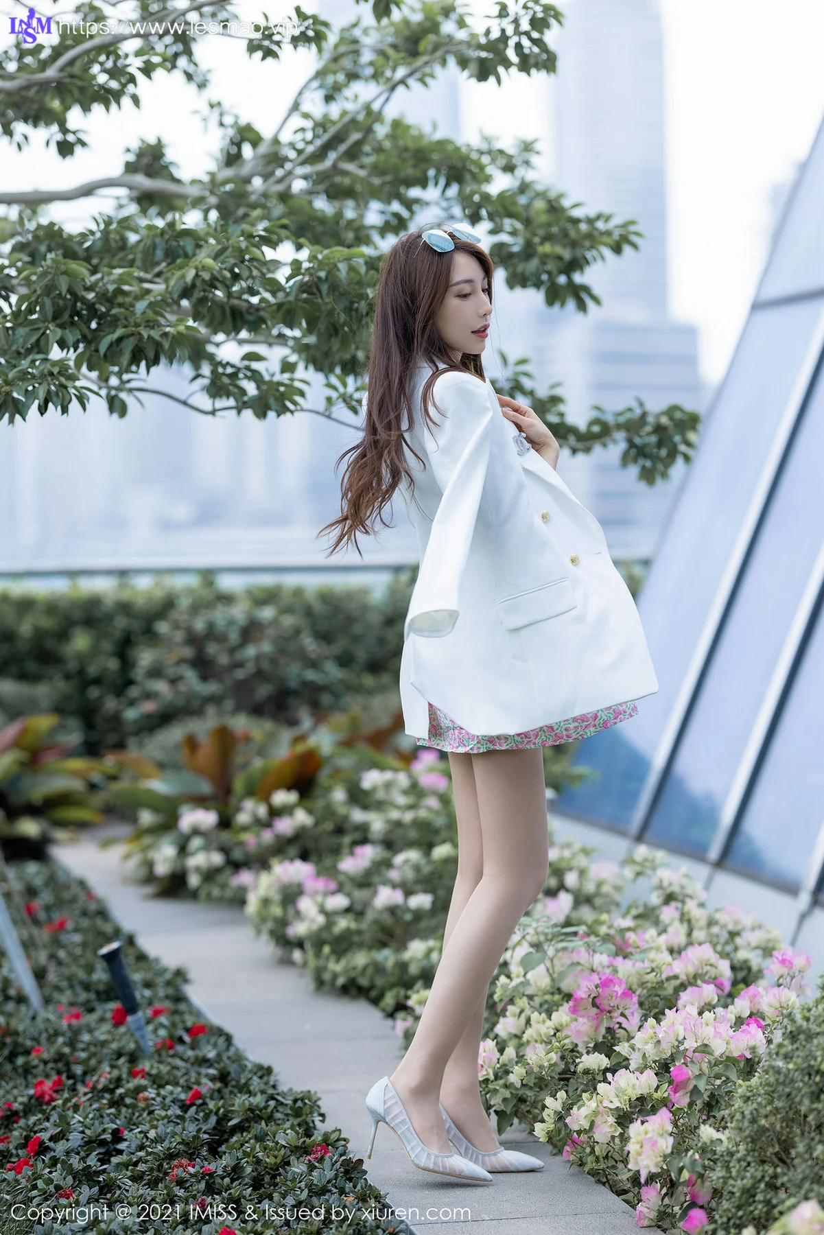IMiss 爱蜜社 Vol.597 女神街拍系列第二部  Lynn刘奕宁 气质女神 - 14