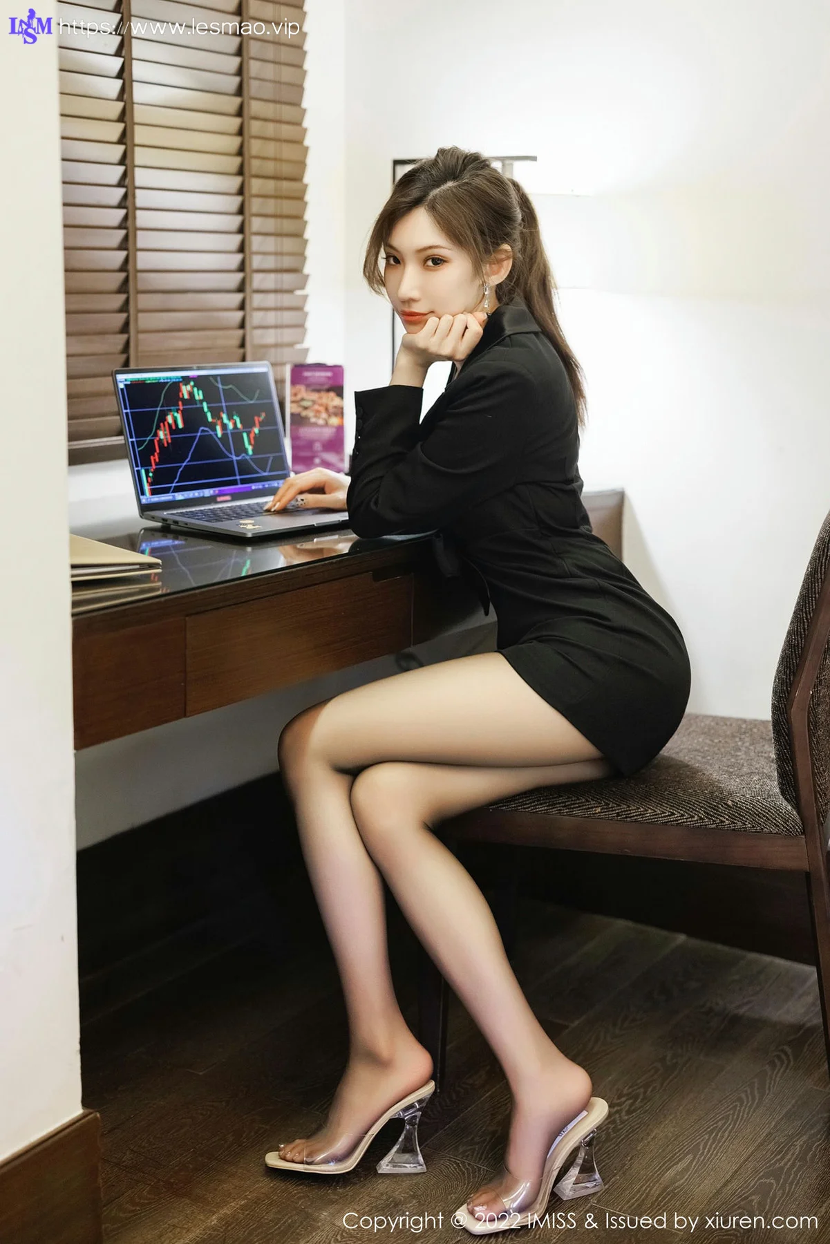 IMiss 爱蜜社 Vol.695 小狐狸Kathryn 黑色职业装性感写真 - 11