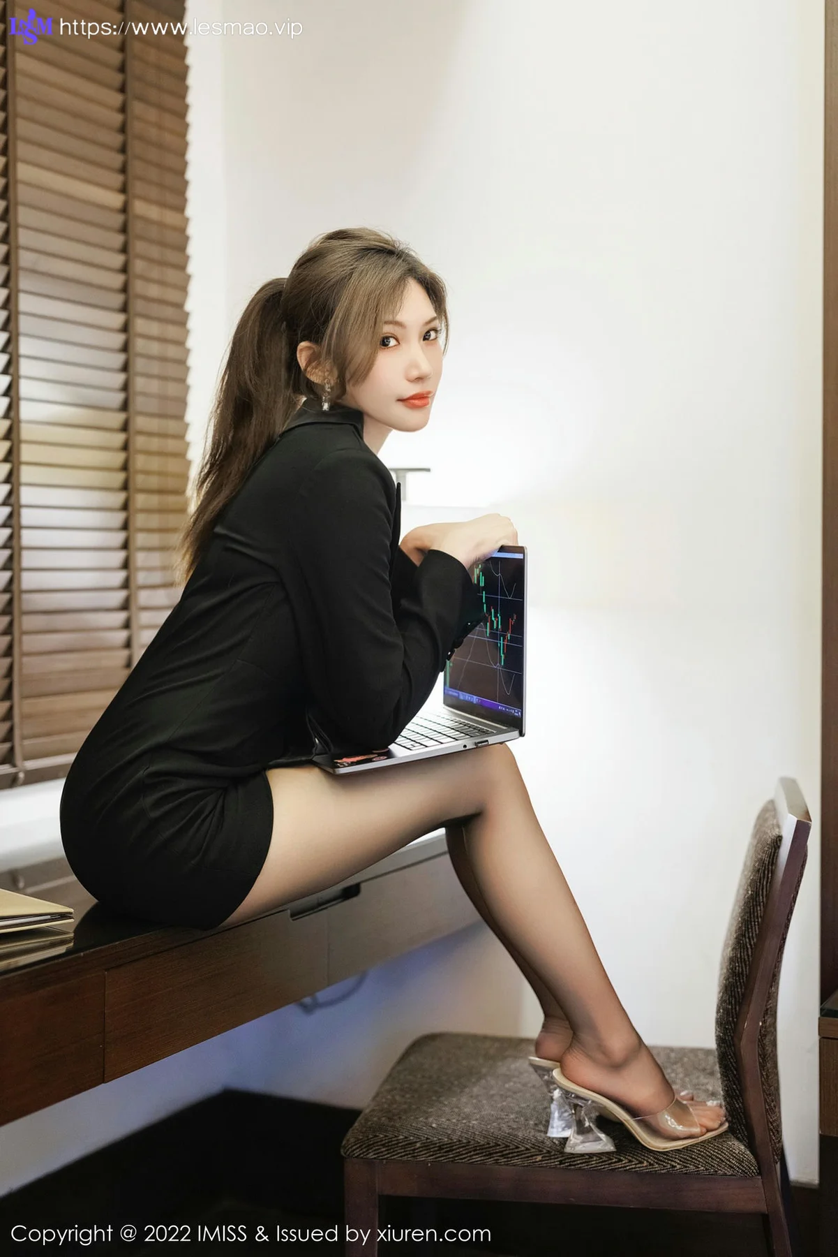 IMiss 爱蜜社 Vol.695 小狐狸Kathryn 黑色职业装性感写真 - 13