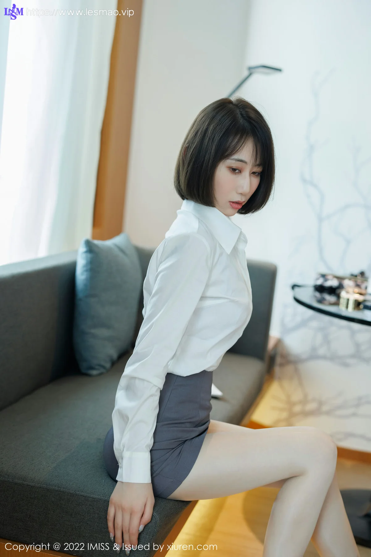 IMiss 爱蜜社 Vol.709 瑞妤 新人首套灰色短裙写真 - 4