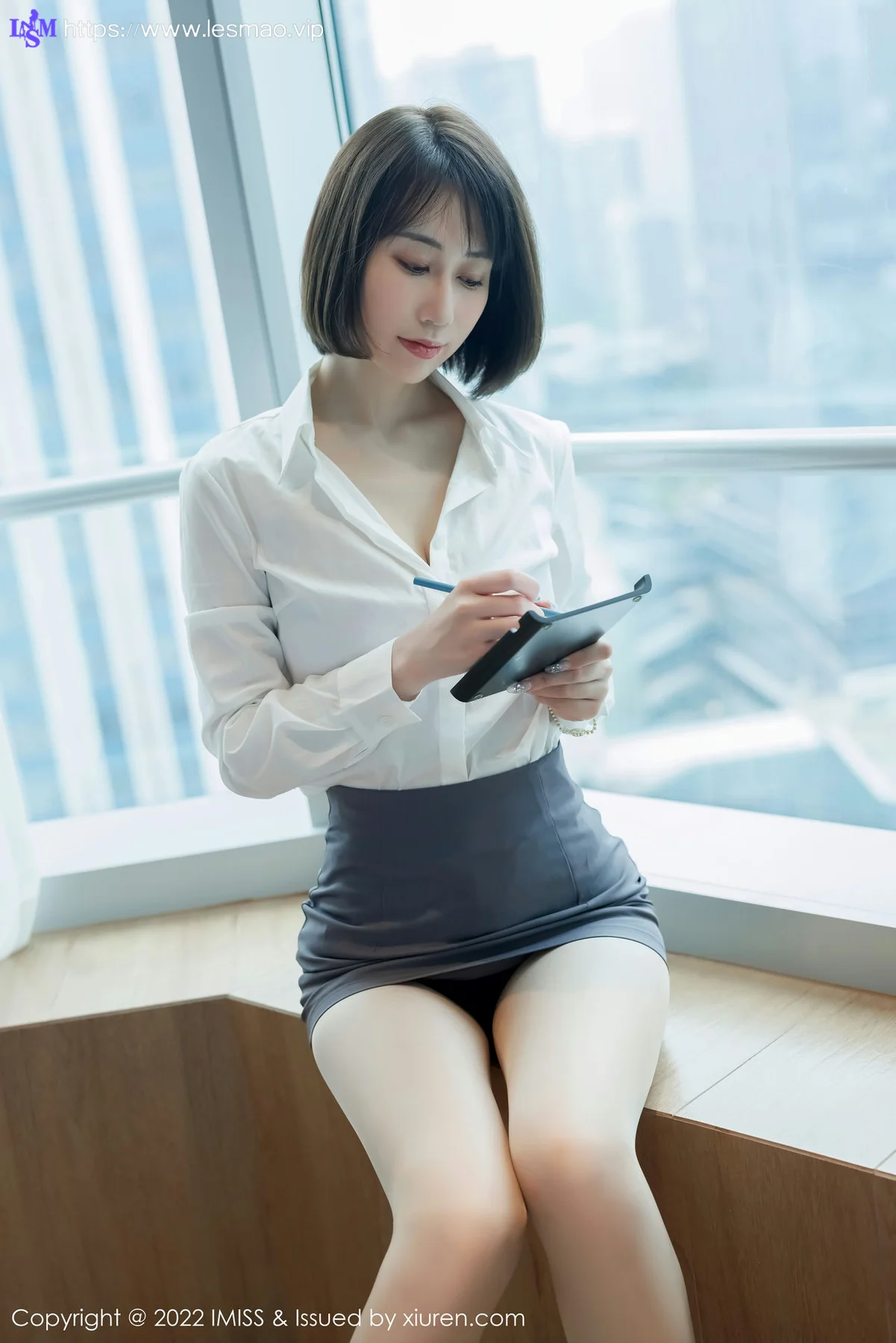IMiss 爱蜜社 Vol.709 瑞妤 新人首套灰色短裙写真 - 11