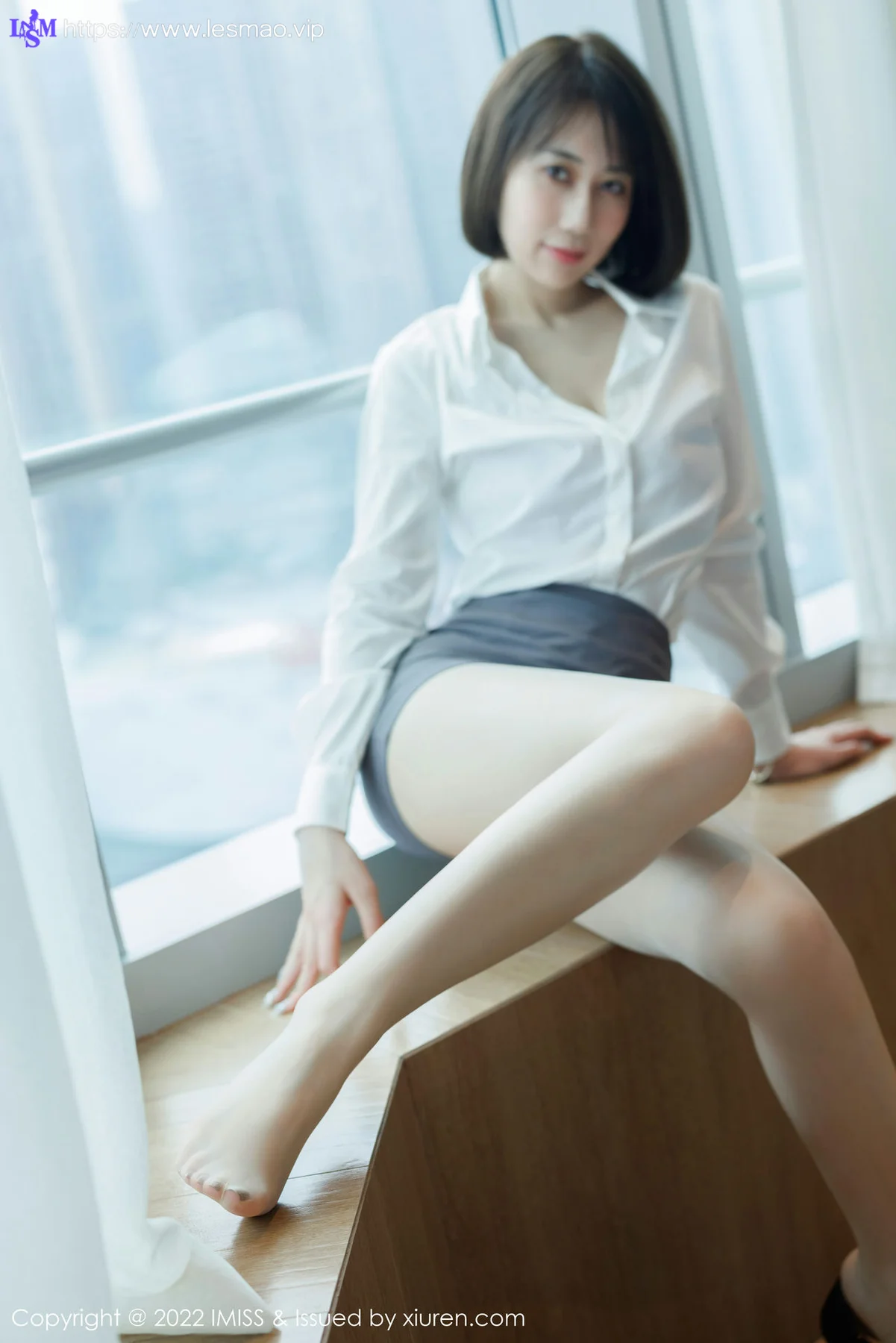 IMiss 爱蜜社 Vol.709 瑞妤 新人首套灰色短裙写真 - 13