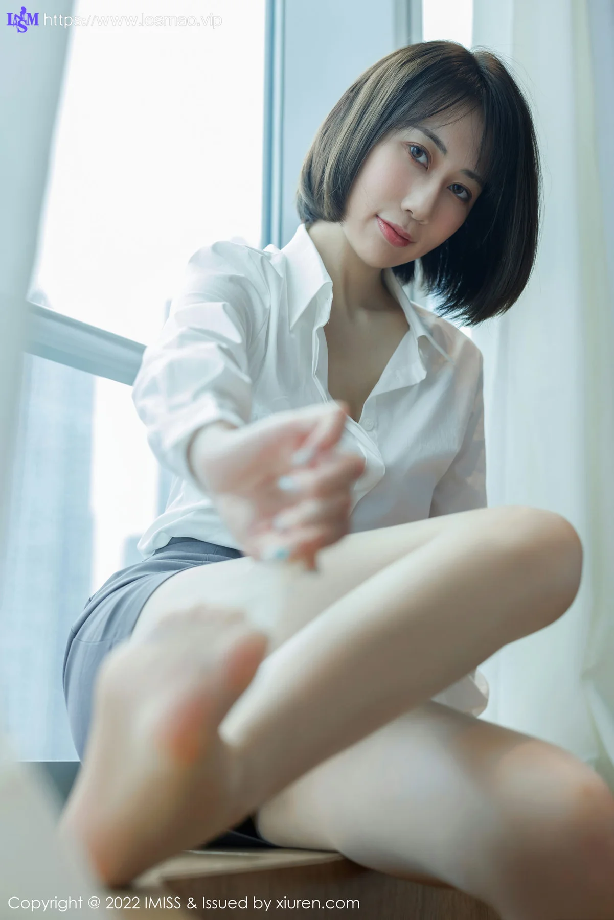 IMiss 爱蜜社 Vol.709 瑞妤 新人首套灰色短裙写真 - 16