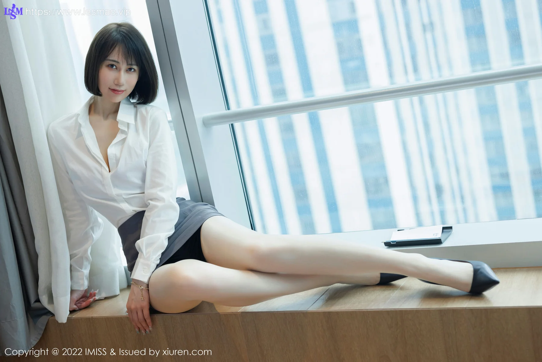 IMiss 爱蜜社 Vol.709 瑞妤 新人首套灰色短裙写真 - 23