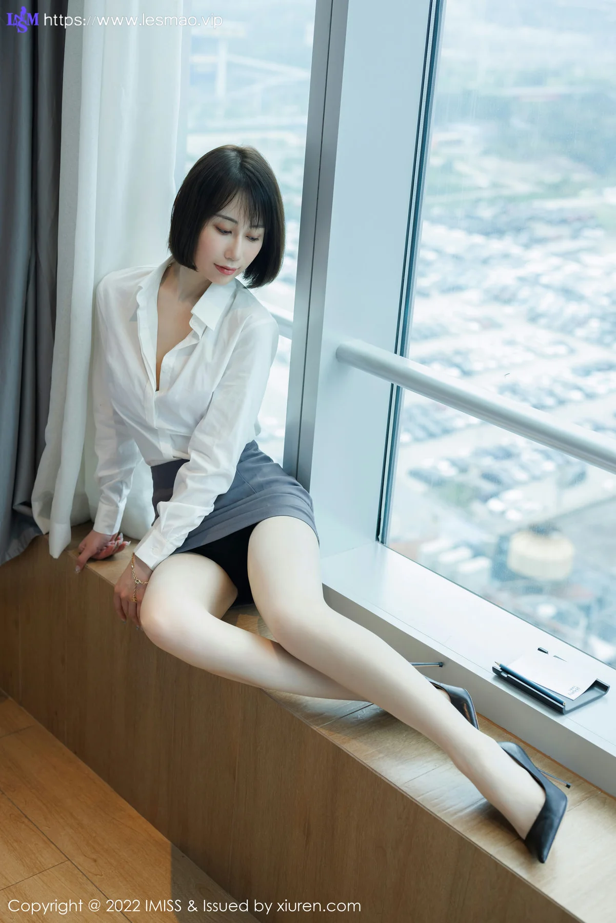 IMiss 爱蜜社 Vol.709 瑞妤 新人首套灰色短裙写真 - 24