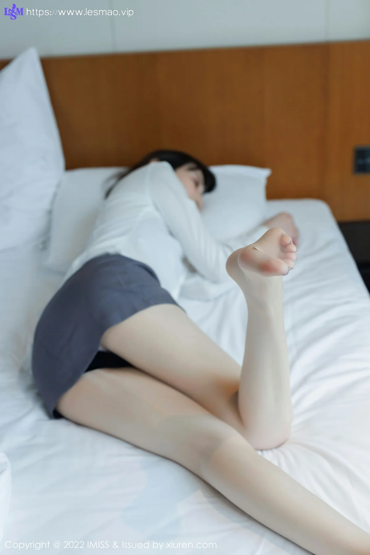 IMiss 爱蜜社 Vol.709 瑞妤 新人首套灰色短裙写真 - 33