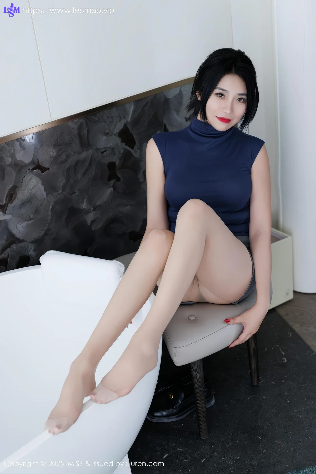 IMiss 爱蜜社 Vol.789 许诺Sabrina 灰色包臀裙写真 - 22
