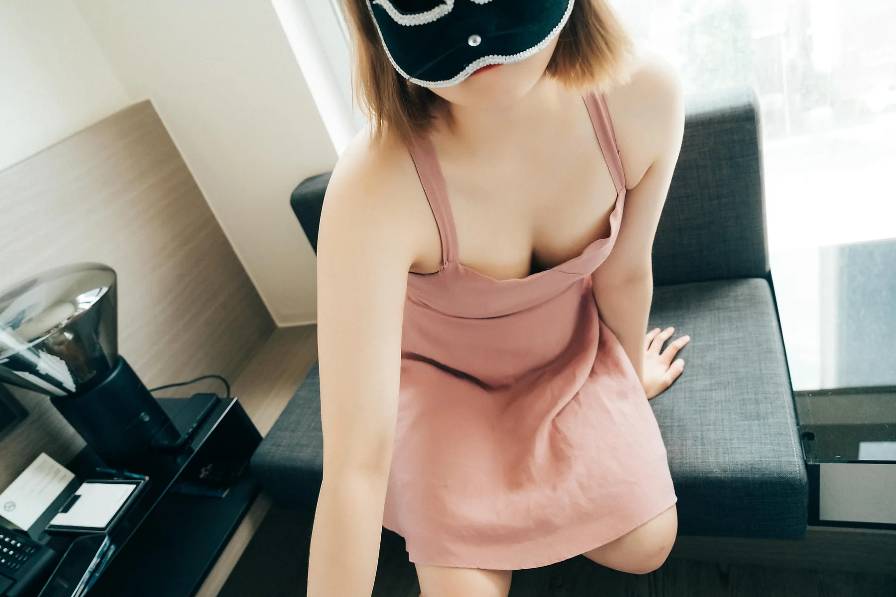 Loozy No.125 Chaewon粉色裙子香肩美腿写真 - 11