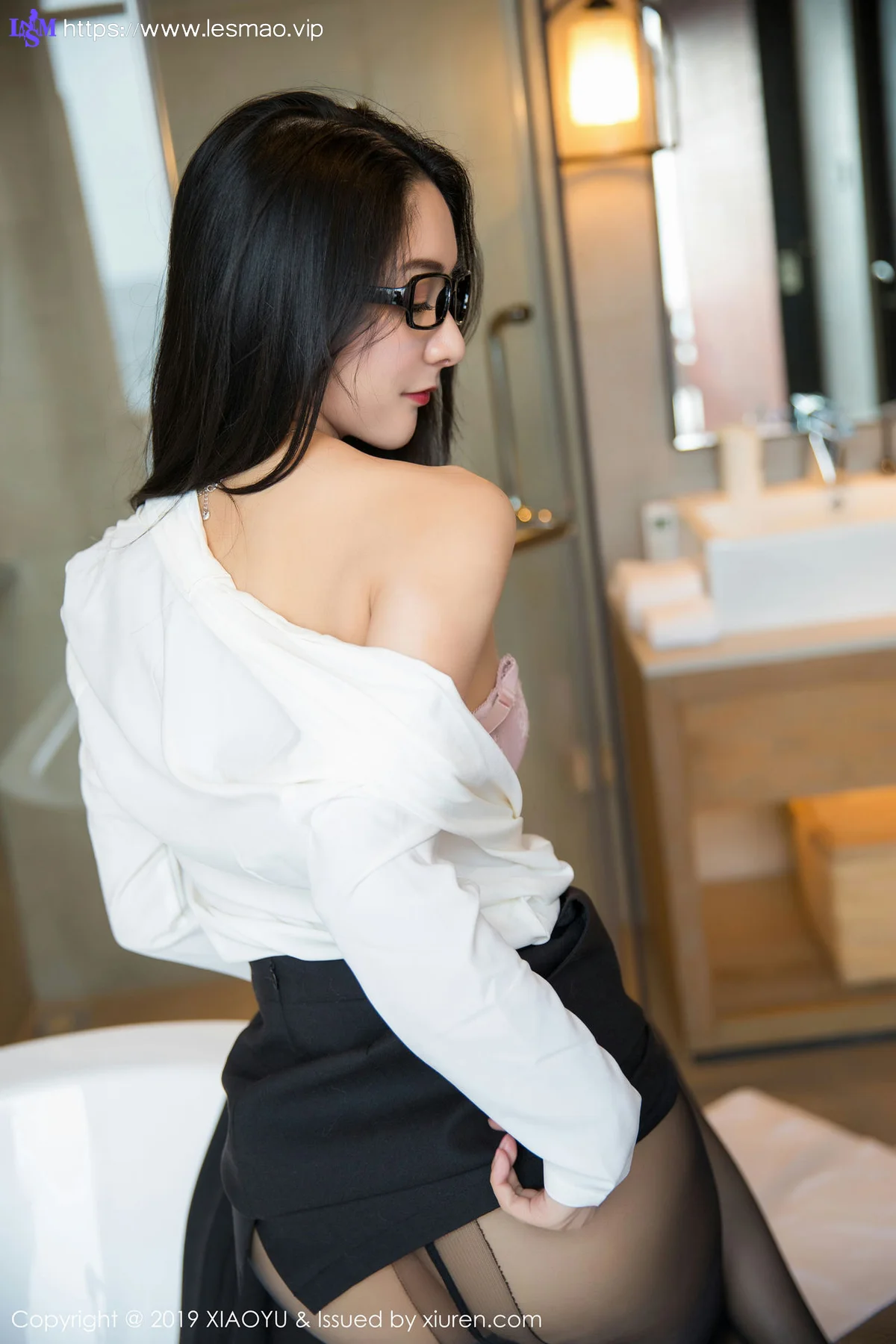 XIAOYU  语画界 Vol.098 Angela喜欢猫 眼镜OL短裙马尔代夫旅拍 - 48