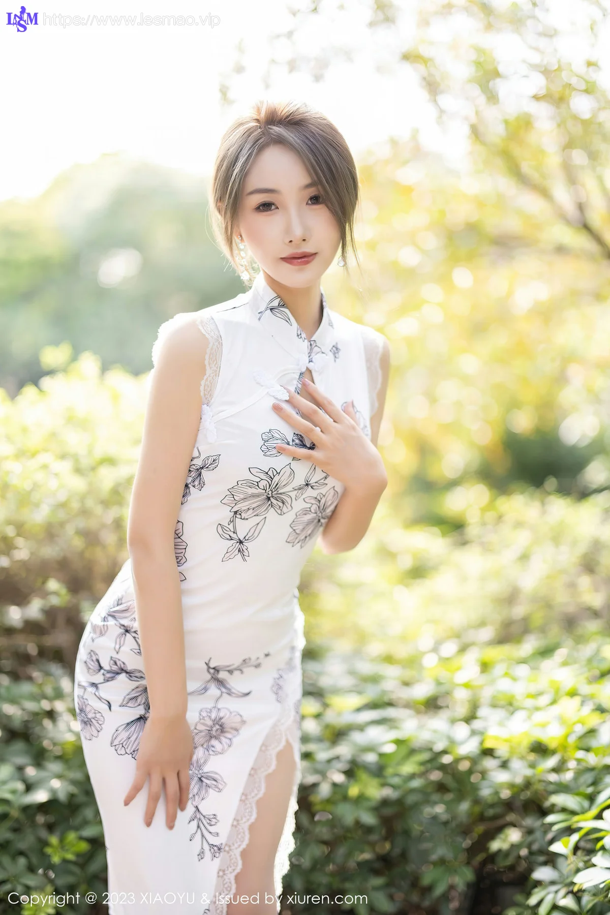 XIAOYU  语画界 Vol.1022  苏苏阿 白色带图案旗袍写真 - 14