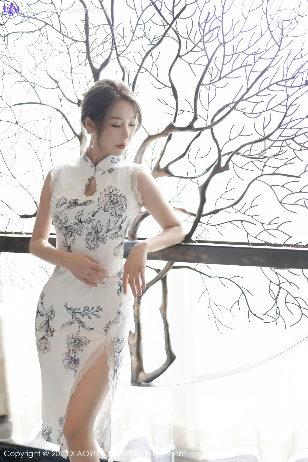XIAOYU  语画界 Vol.1022  苏苏阿 白色带图案旗袍写真 - 18