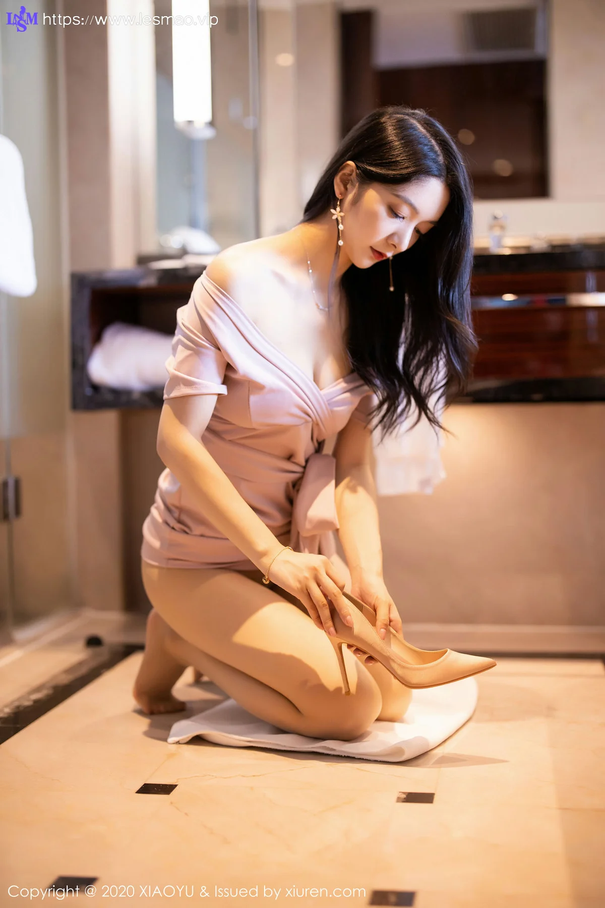 XIAOYU  语画界 Vol.256 玫瑰金吊裙 Angela小热巴  性感写真 - 22