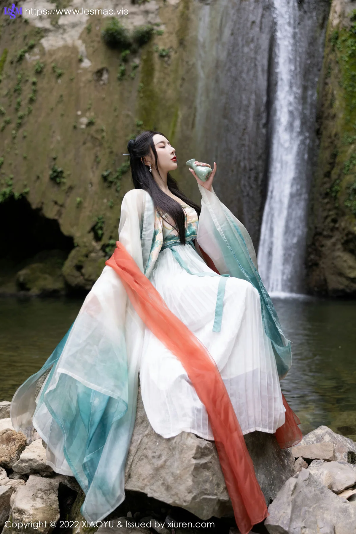 XIAOYU  语画界 Vol.889  王馨瑶yanni 浅色古装户外场景杭州旅拍写真11 - 12