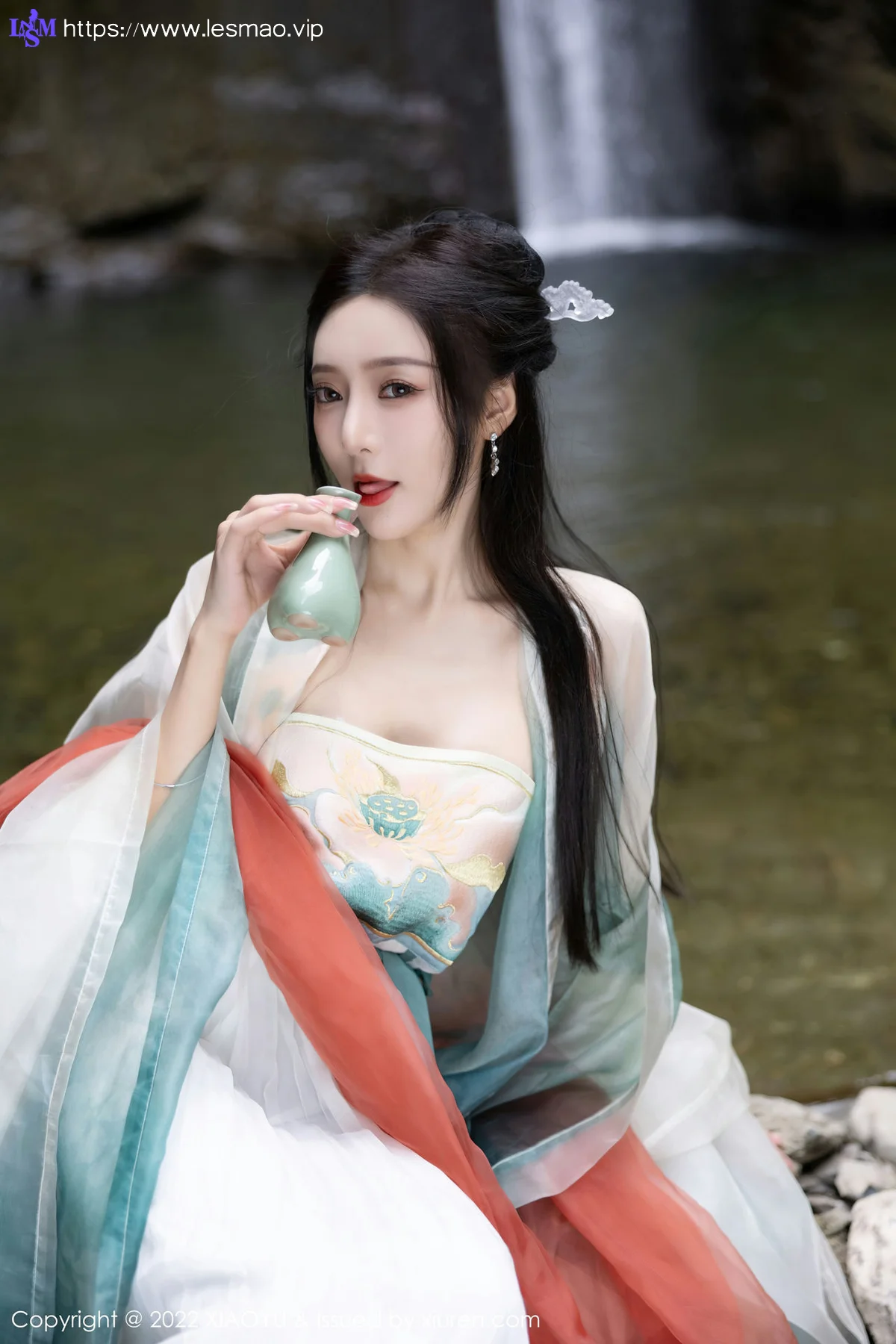 XIAOYU  语画界 Vol.889  王馨瑶yanni 浅色古装户外场景杭州旅拍写真11 - 24