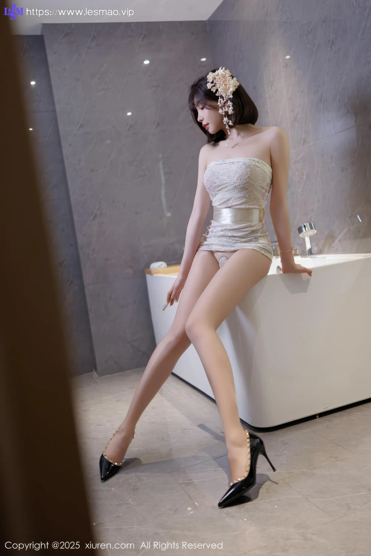 XiuRen 秀人 No.10048 徐莉芝Booty 香肩美腿短裙 - 44