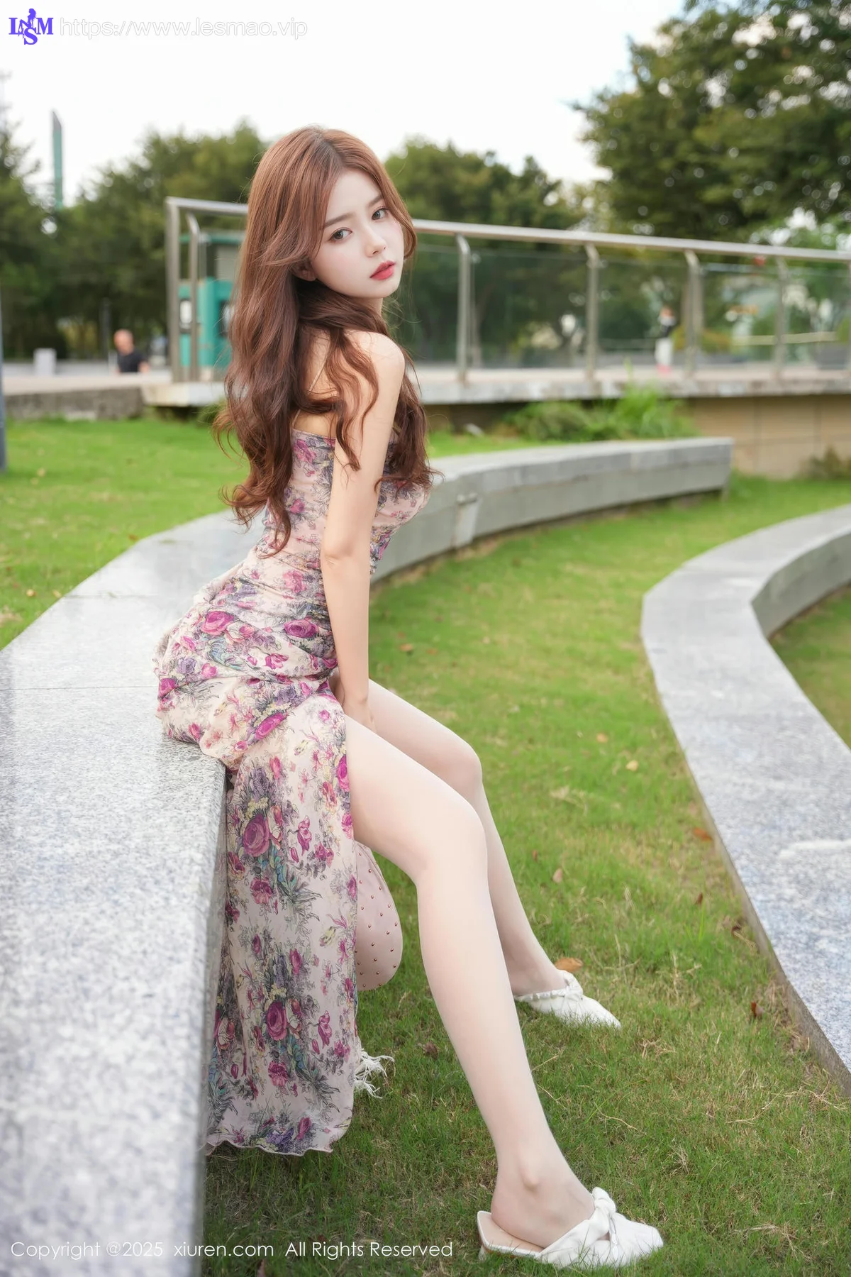 XiuRen 秀人 No.10128 拍黄瓜girl 碎花长裙美腿街拍 - 33