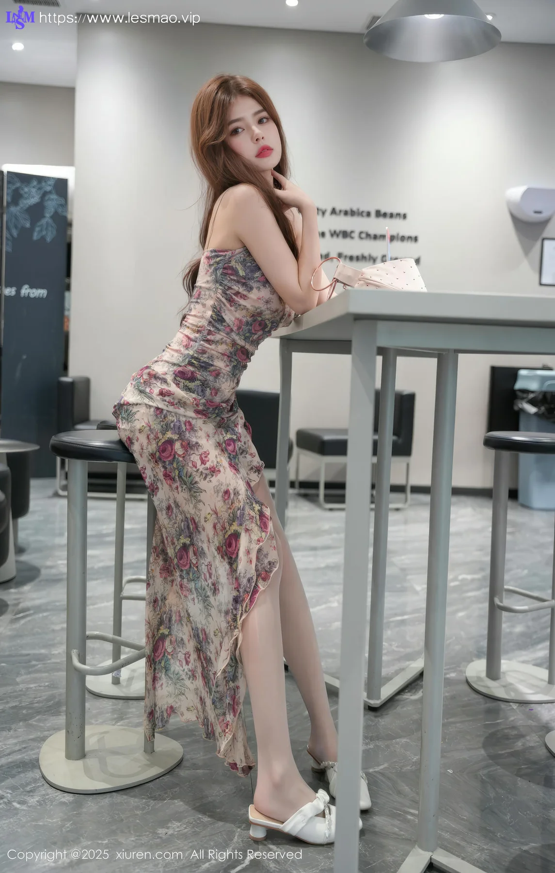 XiuRen 秀人 No.10128 拍黄瓜girl 碎花长裙美腿街拍 - 45