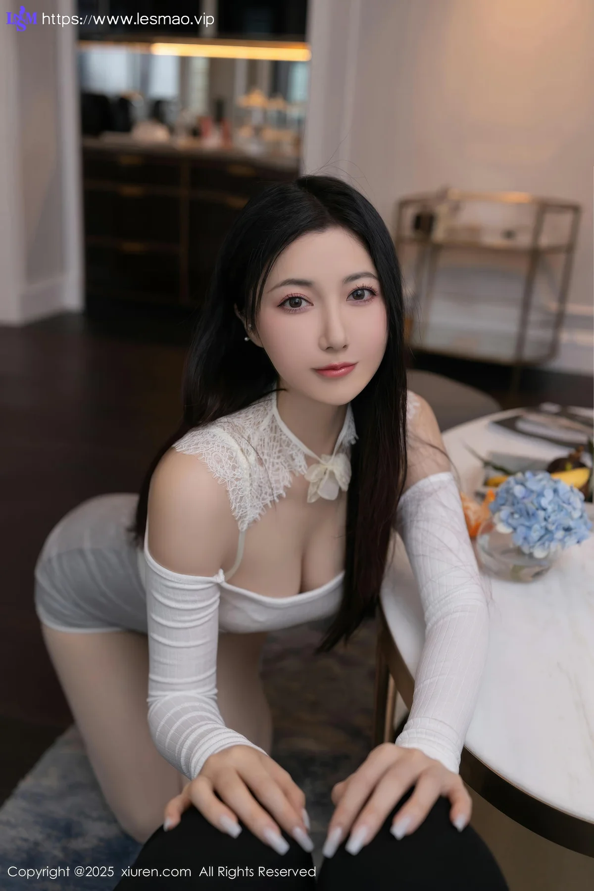 XiuRen 秀人 No.10261 鱼子酱Fish 灰色短裤白色丝袜 - 8