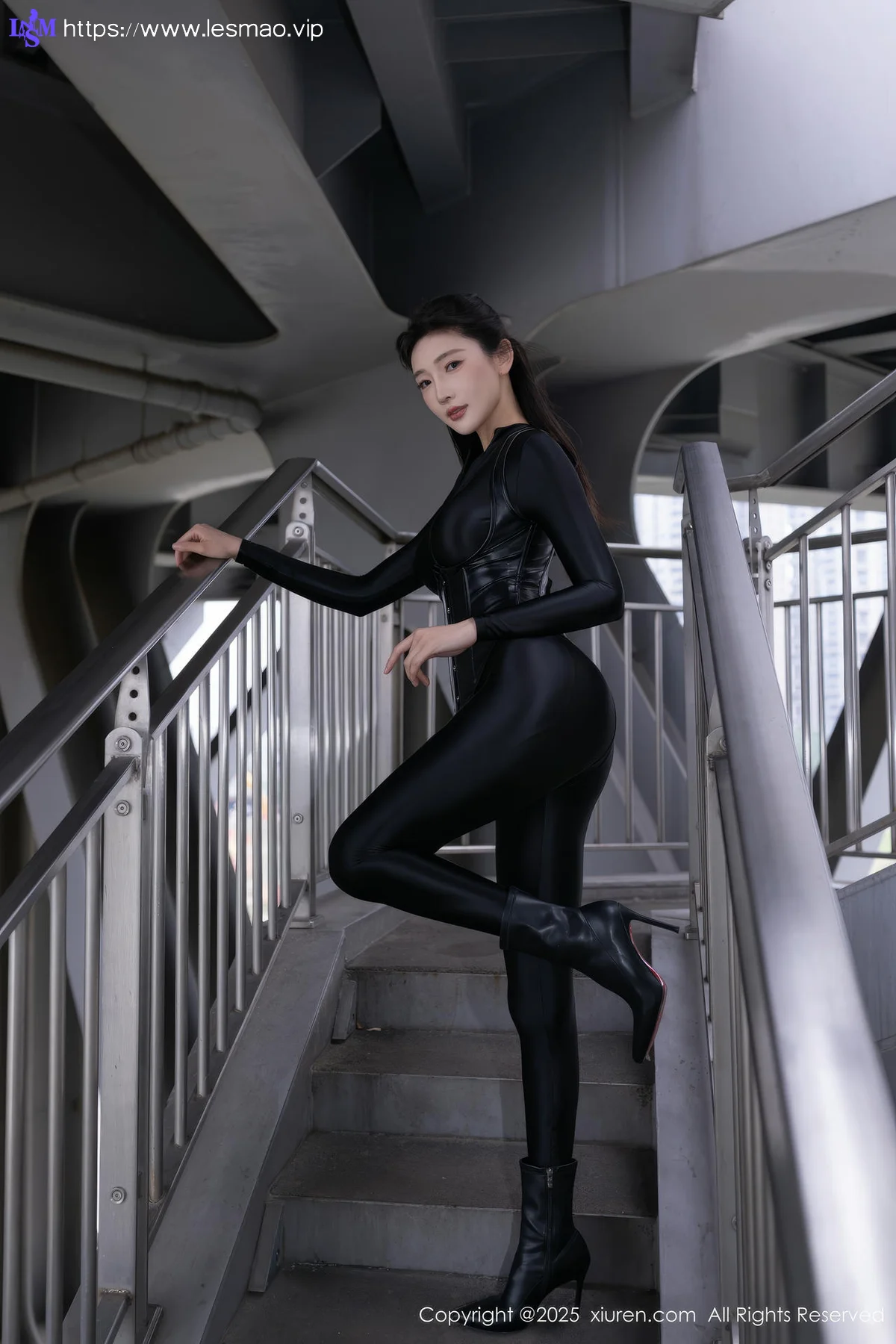 XiuRen 秀人 No.10404 陆萱萱 皮裙乳贴黑丝 - 4