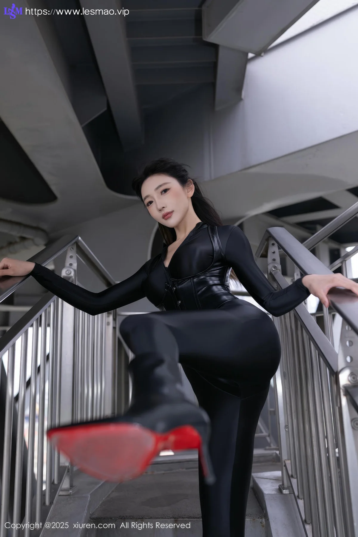 XiuRen 秀人 No.10404 陆萱萱 皮裙乳贴黑丝 - 5