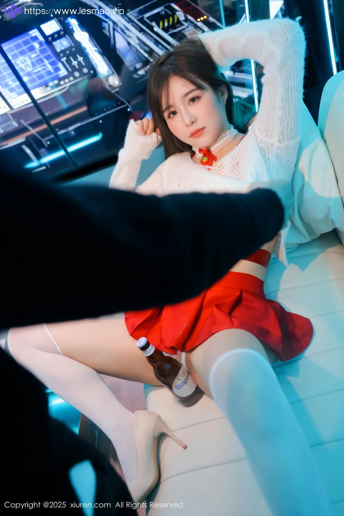 XiuRen 秀人 No.10470 小肉肉咪 童颜巨乳红色短裙白色丝袜 - 44