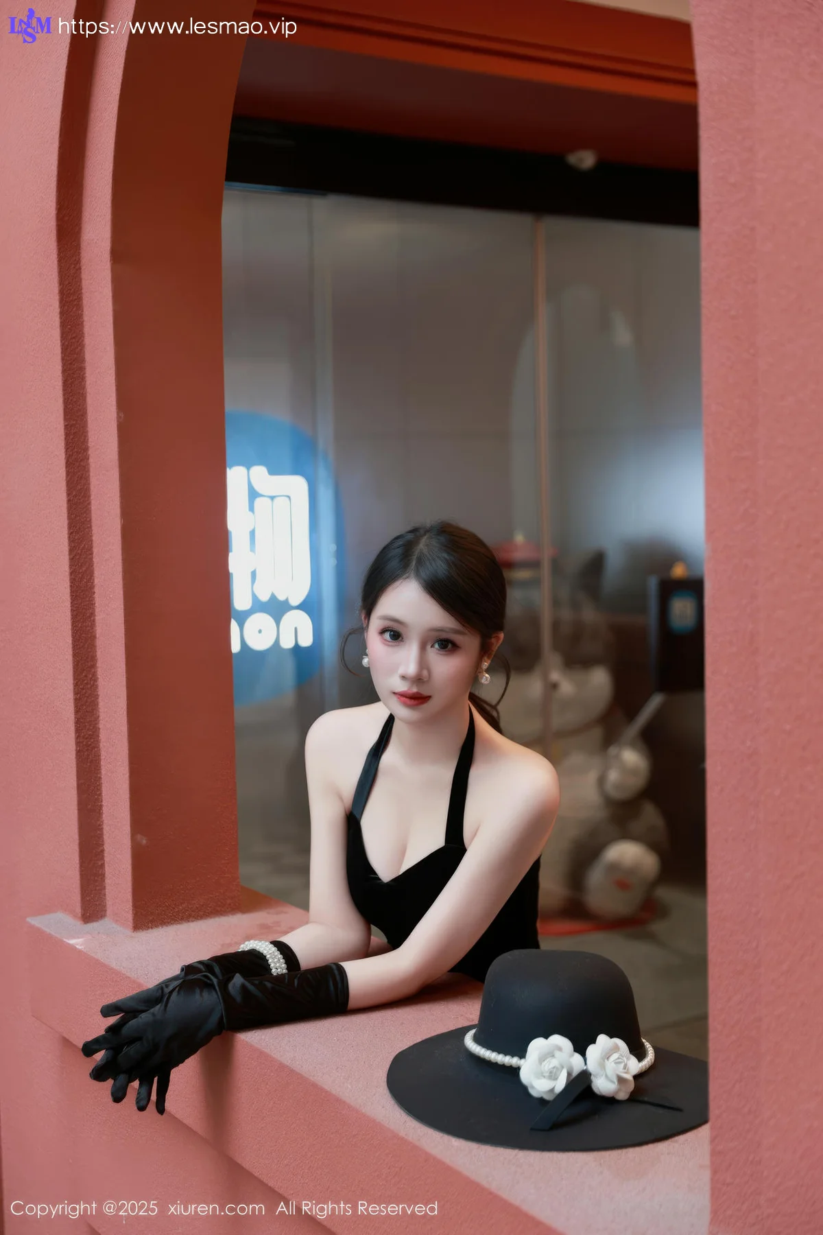 XiuRen 秀人 No.10509 南乔 黑色连衣裙街拍 - 17