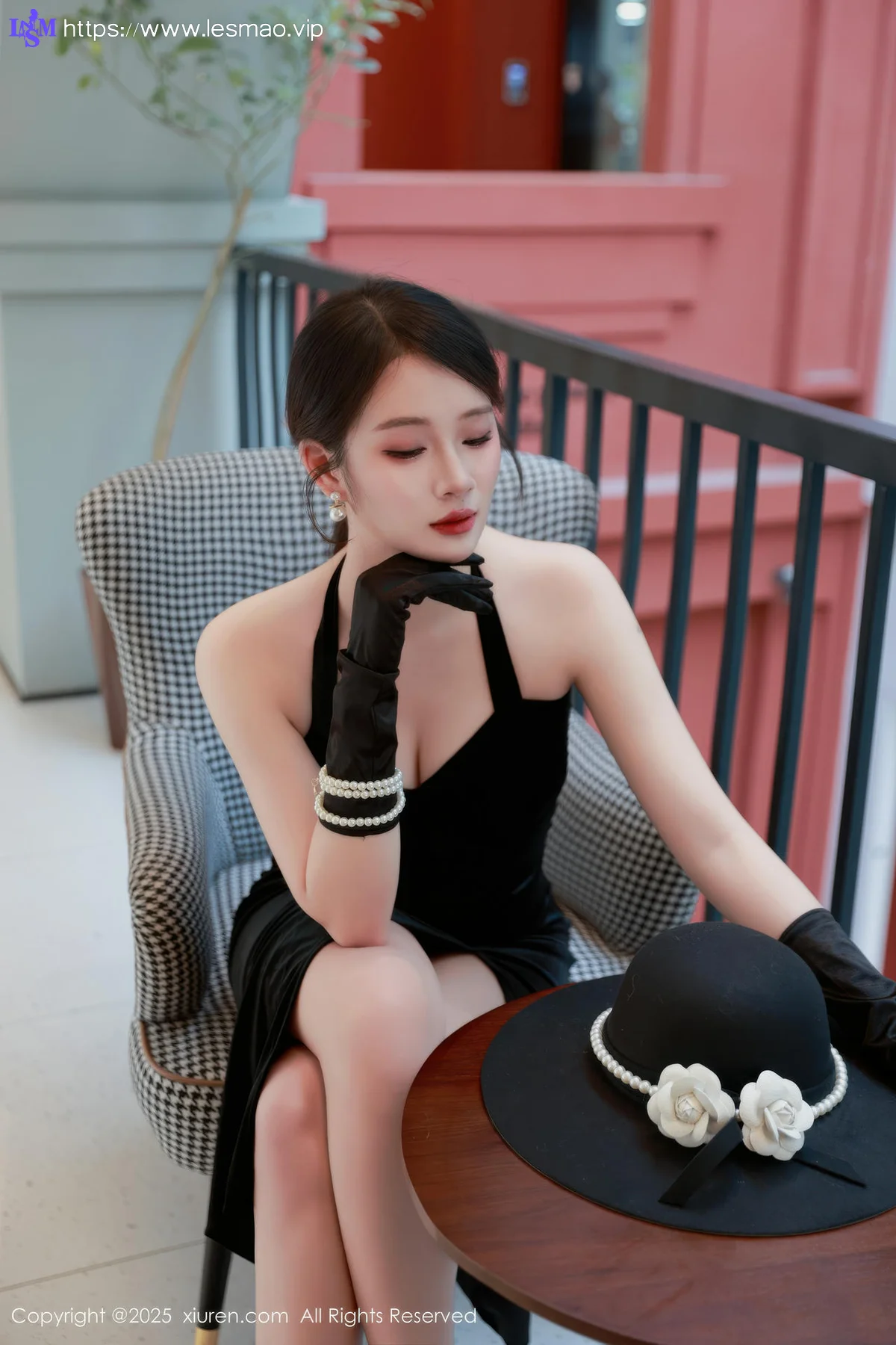 XiuRen 秀人 No.10509 南乔 黑色连衣裙街拍 - 19