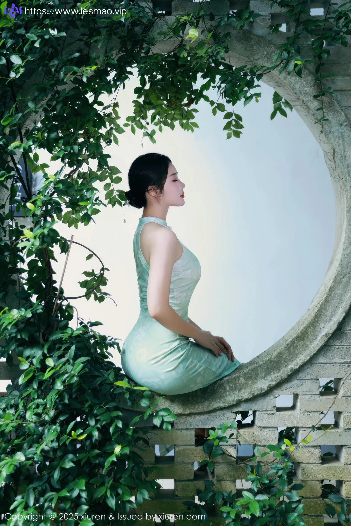 XiuRen 秀人 No.10538 南乔 浅绿色旗袍户外写真 - 16
