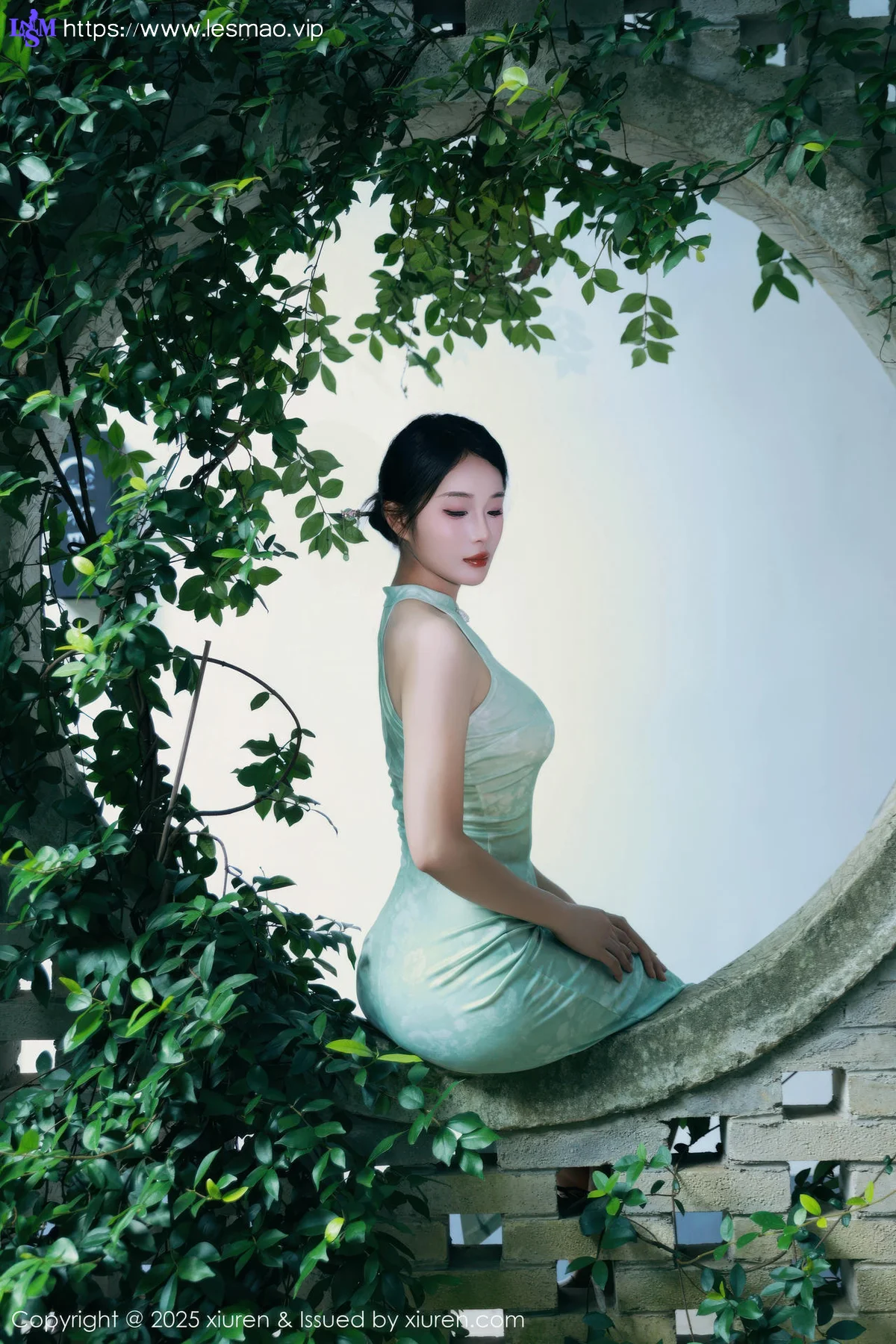 XiuRen 秀人 No.10538 南乔 浅绿色旗袍户外写真 - 17