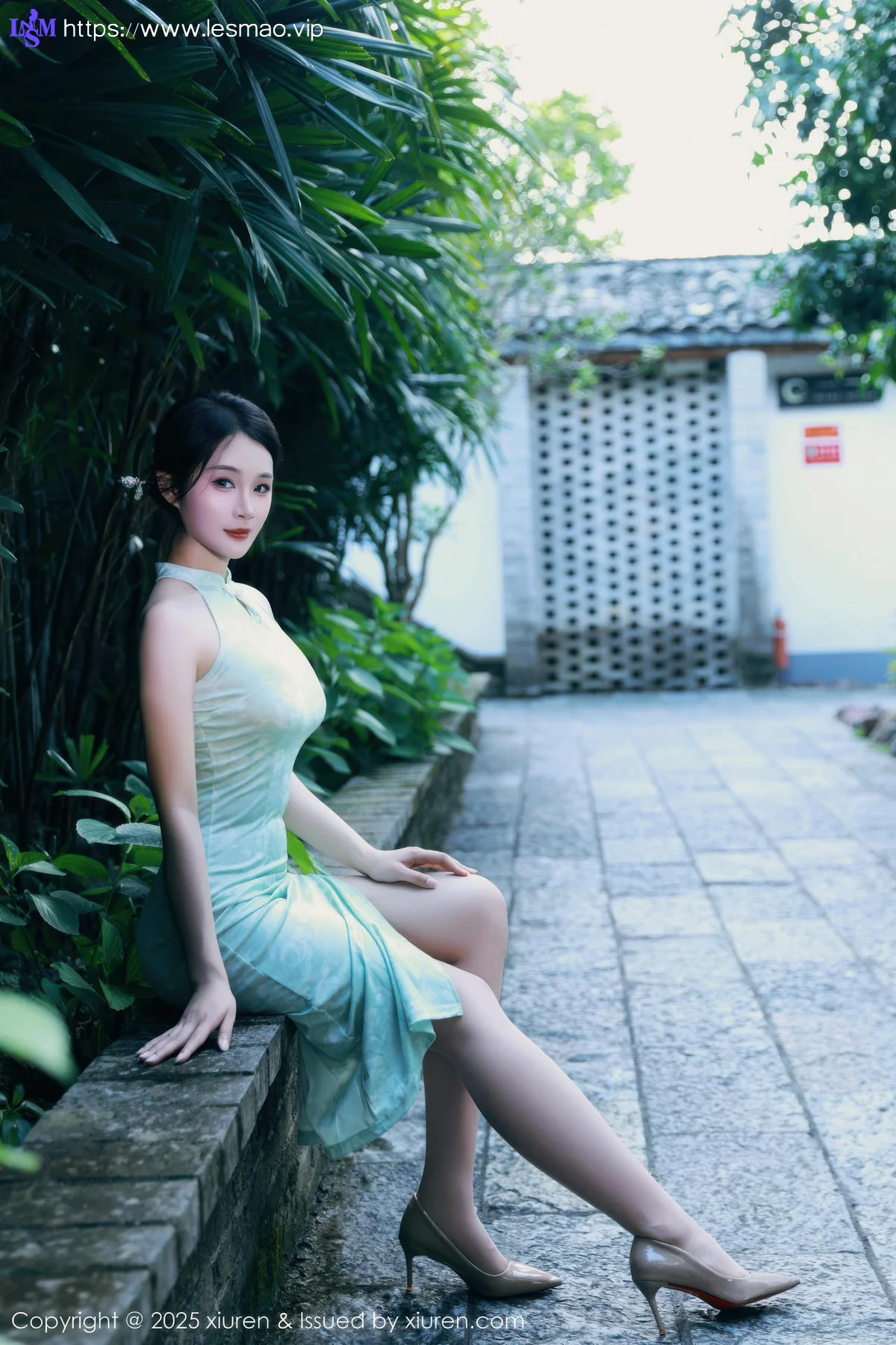 XiuRen 秀人 No.10538 南乔 浅绿色旗袍户外写真 - 21