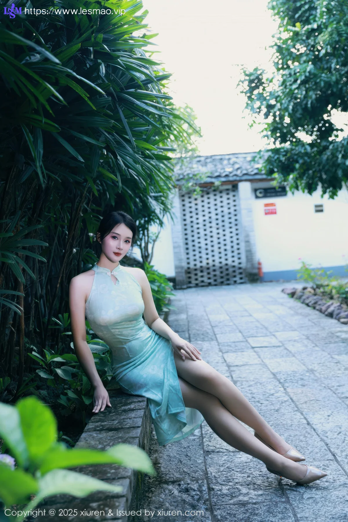 XiuRen 秀人 No.10538 南乔 浅绿色旗袍户外写真 - 24
