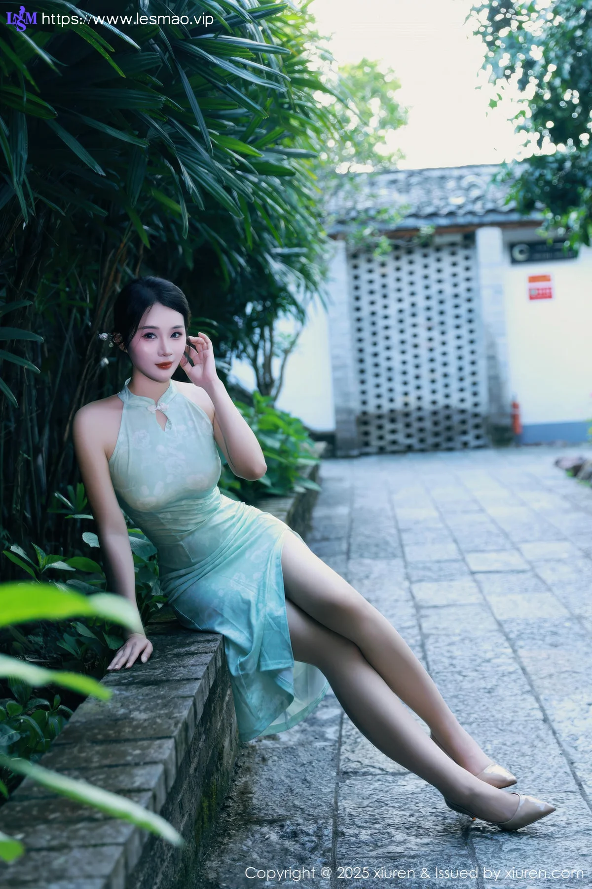 XiuRen 秀人 No.10538 南乔 浅绿色旗袍户外写真 - 25