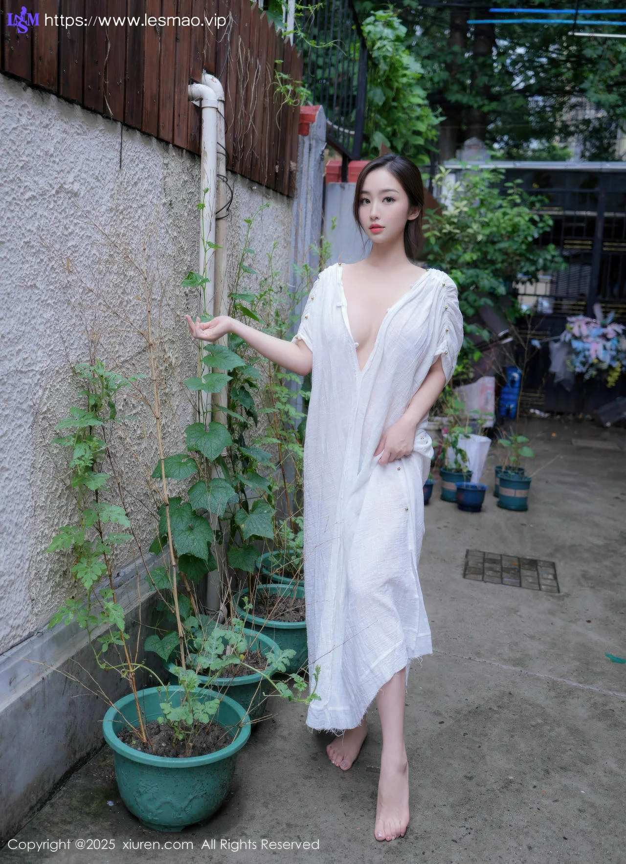 XiuRen 秀人 No.10603 楠芝 街拍白色长袍 - 11