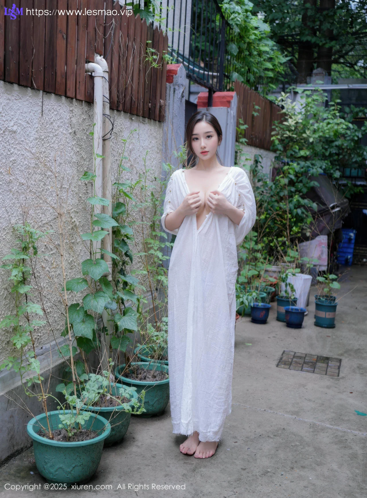 XiuRen 秀人 No.10603 楠芝 街拍白色长袍 - 18
