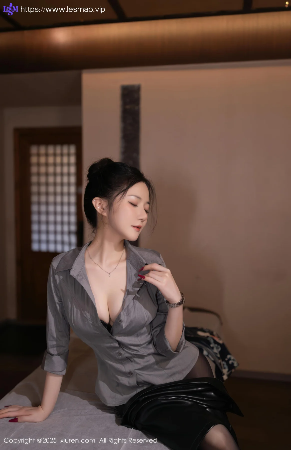 XiuRen 秀人 No.10635 鱼子酱Fish 灰色衬衫魅惑黑丝 - 18