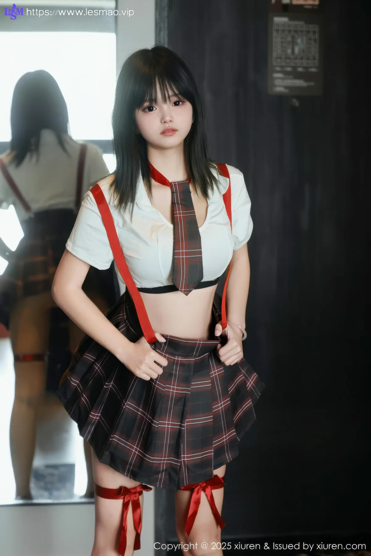XiuRen 秀人 No.10774 小泠 白色短款黑色格子裙 - 43