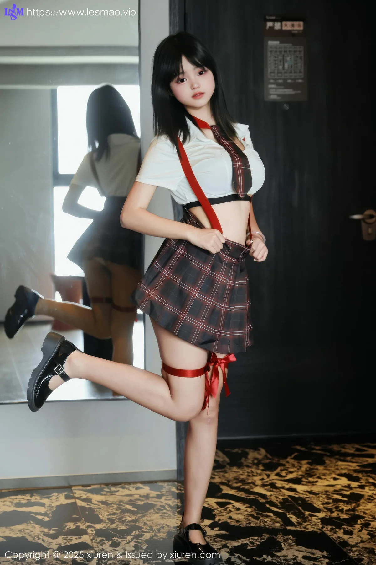 XiuRen 秀人 No.10774 小泠 白色短款黑色格子裙 - 55