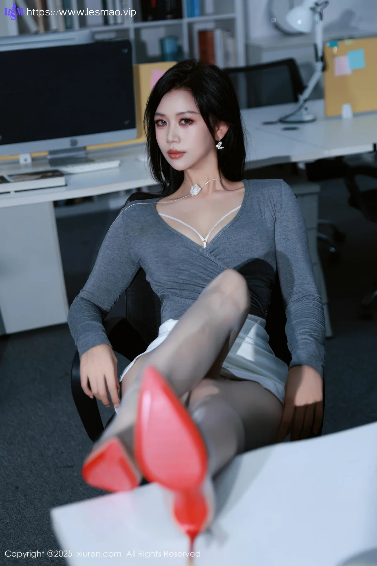 XiuRen 秀人 No.10780 玫瑰我爱你 白色包臀裙灰色丝袜 - 19