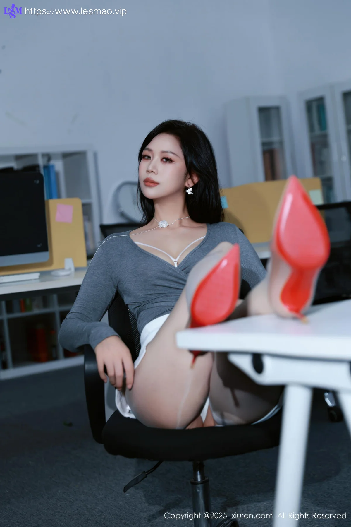XiuRen 秀人 No.10780 玫瑰我爱你 白色包臀裙灰色丝袜 - 20